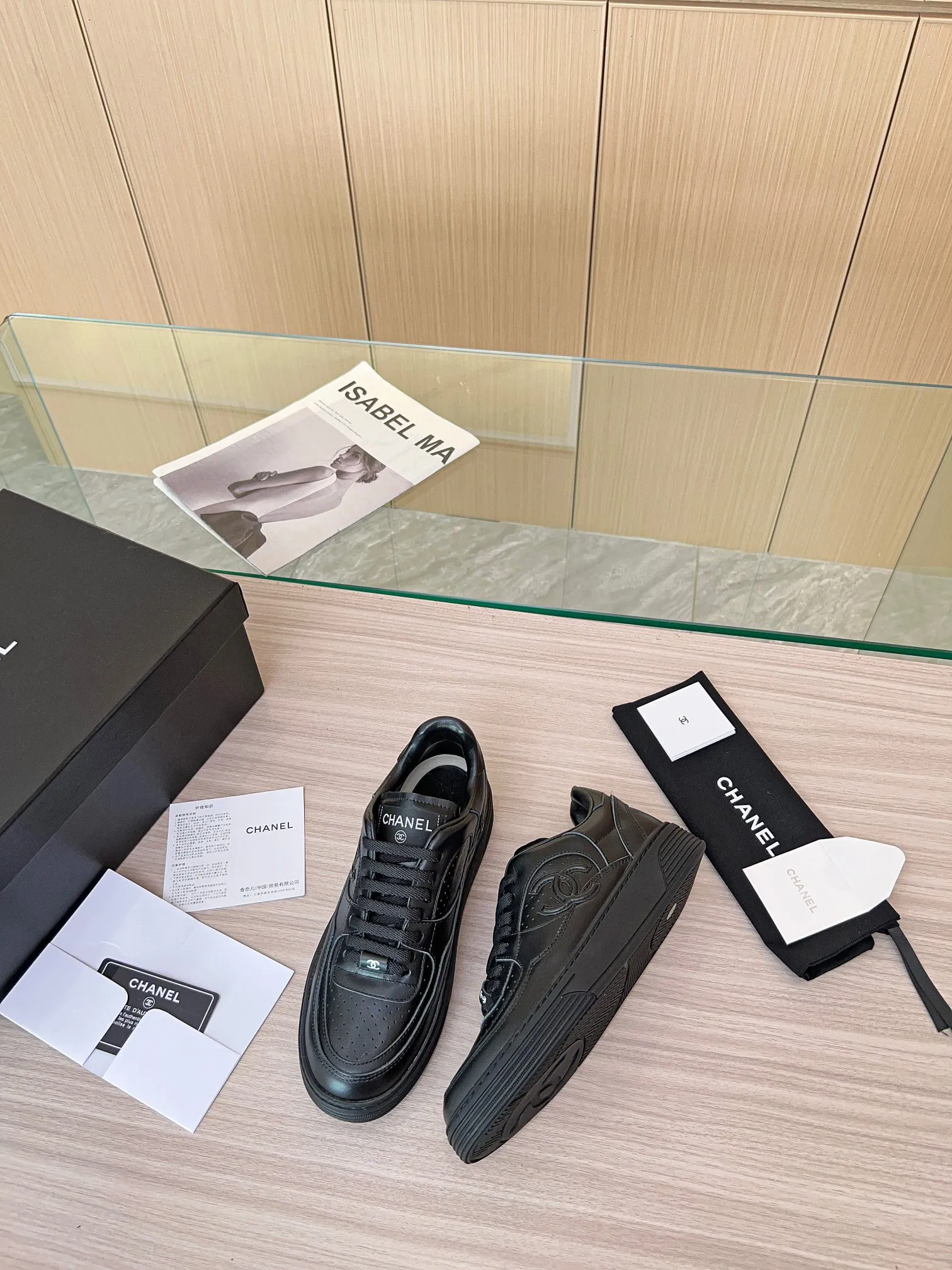 👟👟Ex-factory price 520👟👟 Chanel Grandma's latest model, full leather, panda color, white shoes, casual sports shoes, skateboard shoes, original purchase and development, production, Xiaoxiang C Home, another super hot model in the counter, loved by Internet celebrity bloggers and ladies, various praises on social platforms, super popular, high quality, breathable, super spring and summer, seeing this issue always arouses girls' inner desire for fashion. The latest suede material, classic black and white color scheme, fashionable on the feet, easy to care for. Fabric: Original custom imported cowhide material. Lining: Customized soft sheepskin lining. Sole: Original molded TPU non-slip outsole. Bottom thickness: 2.5CM. Size: Women's 35-40.